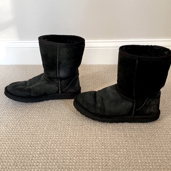 Ugg Classic Short II Shearling Lined in Black Size 7 - Picture 5 of 11